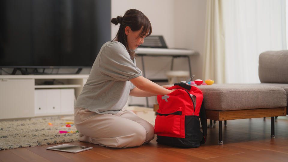 Mujer preparando un kit de supervivencia. Foto: Getty Images