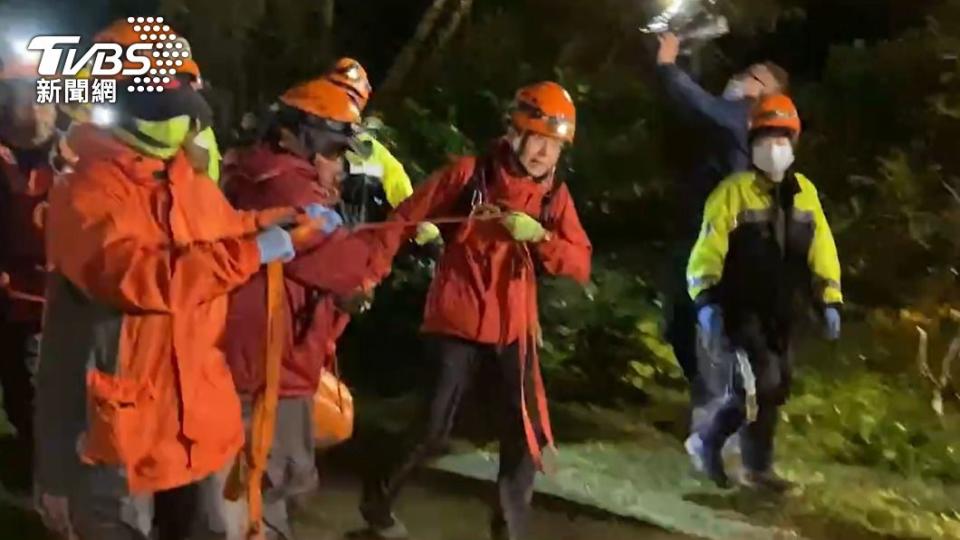 警消人員將失聯的黃男救下山 。（圖／TVBS）