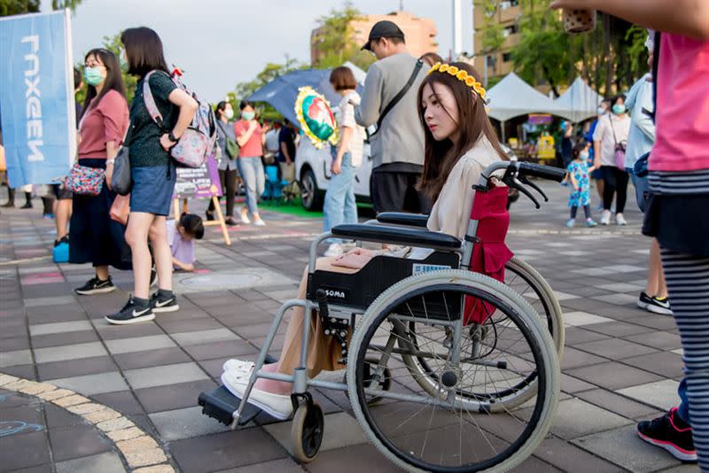雪莉從小因肌萎症得靠輪椅代步，生活中總得面臨無數挑戰。（圖／授權自粉專輪椅女孩雪莉）