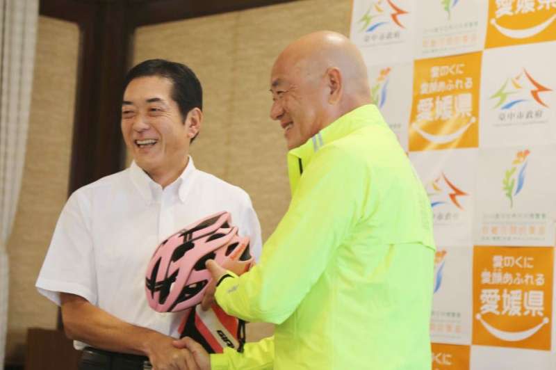 自行車新文化基金會會長羅祥安贈與中村知事環義自行車賽冠軍紀念車帽。（圖／捷安特提供）
