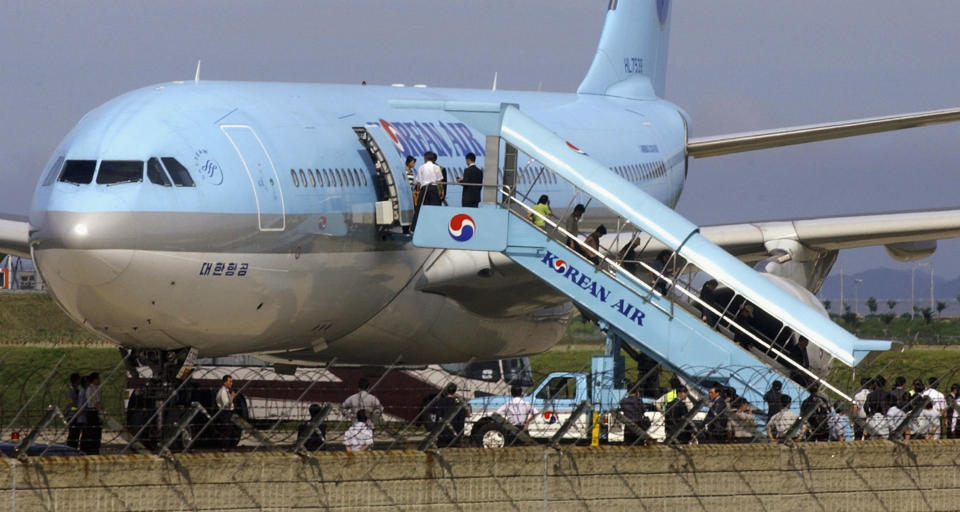 KOR: North Korean Asylum Seekers Fly Into South Korea