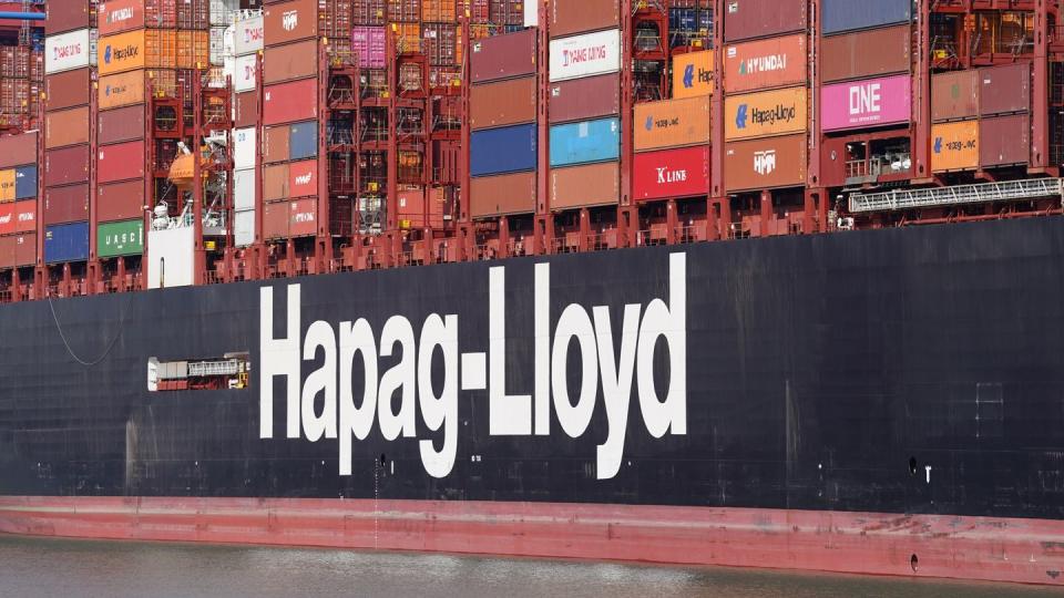 Das Hapag-Lloyd Containerschiff «Brussels Express» wird am Container Terminal Burchardkai im Hamburger Hafen abgefertigt.