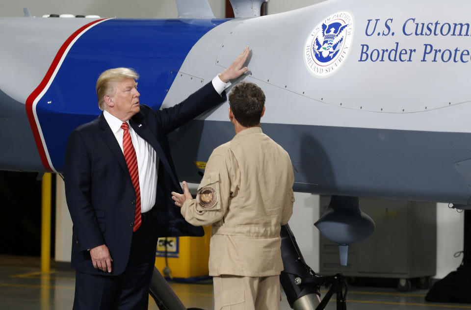 Auch zur Kontrolle der Grenzen kommen militärische Drohnen zum Einsatz, wie diese, die Donald Trump in Yuma, Arizona bewundert. (Bild: REUTERS/Joshua Roberts)