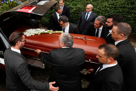 Pallbearers place the casket of Spanish opera singer Montserrat Caballe into a hearse outside the funeral home in Barcelona, Spain, October 8, 2018. REUTERS/Albert Gea