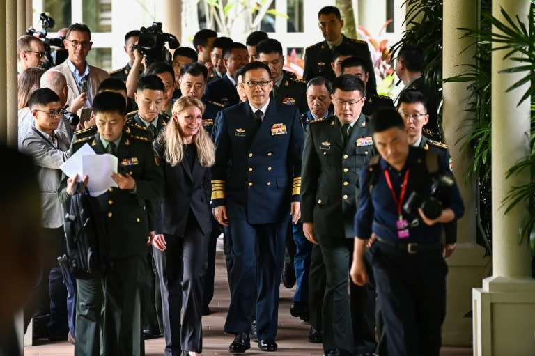 El ministro de Defensa de China, Dong Jun (c), tras su reunión bilateral con el secretario de Defensa de EEUU, Lloyd Austin, al margen de la cumbre del Diálogo de Shangri-La el 31 de mayo de 2024 en Singapur (Nhac Nguyen)