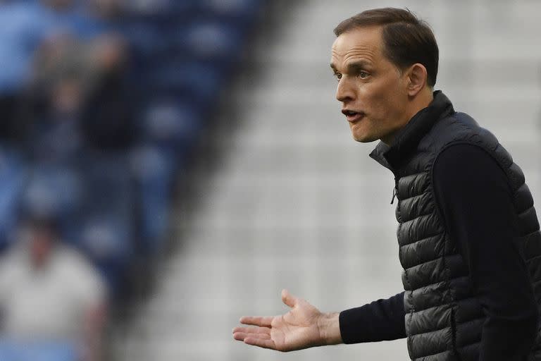 Tuchel habla con sus dirigidos durante la final contra Manchester City; hora cumbre para el entrenador alemán que pasó por Mainz y Paris Saint-Germain.