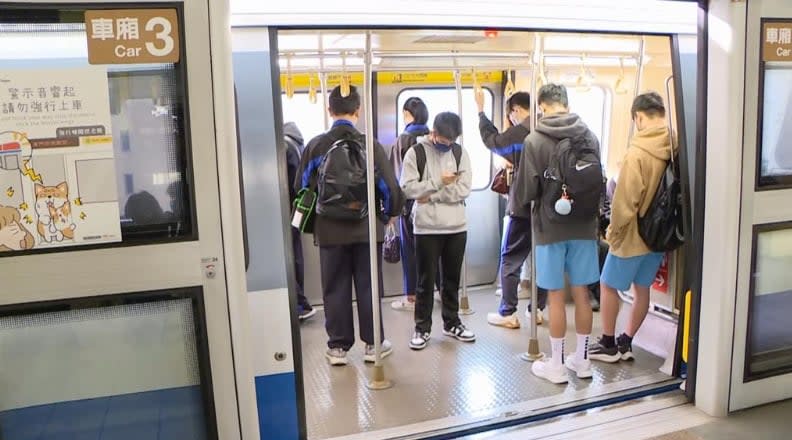 門神剋星？捷運車廂「多出這區域」引熱議　網笑虧：以為在搭公車