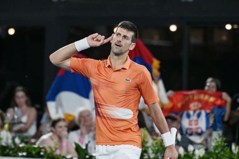 Novak Djokovic, siempre temperamental, buscando complicidad en el público tras conquistar el ATP de Adelaida; en una semana comenzará, en el Australian Open, la búsqueda de su título número 22 de Grand Slam
