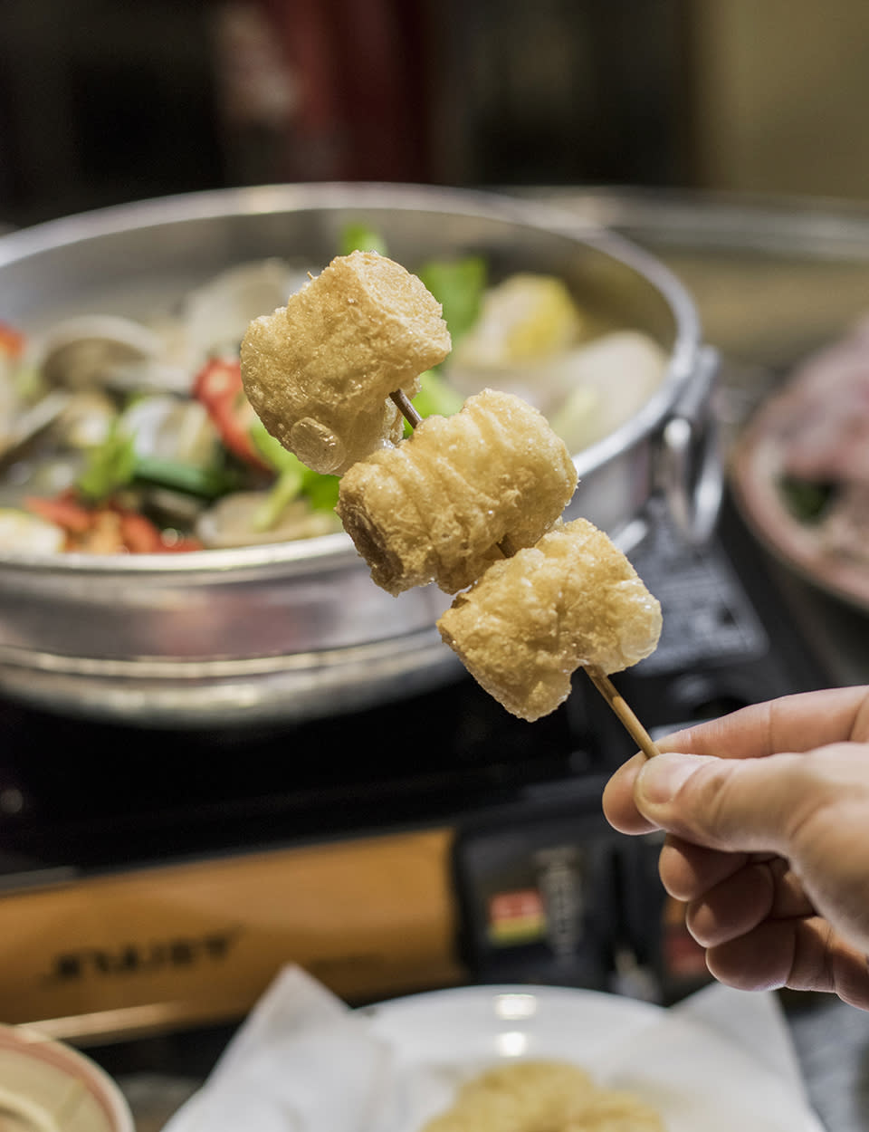 銅鑼灣美食︱戲棚花牌鵝頸橋四季火鍋店 招牌胡椒豬骨花白鍋+即炒辣雞煲  推介鹹食心太軟