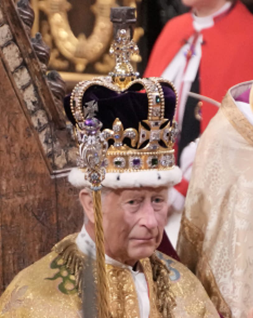 查爾斯三世戴上聖愛德華王冠，正式加冕。（路透）