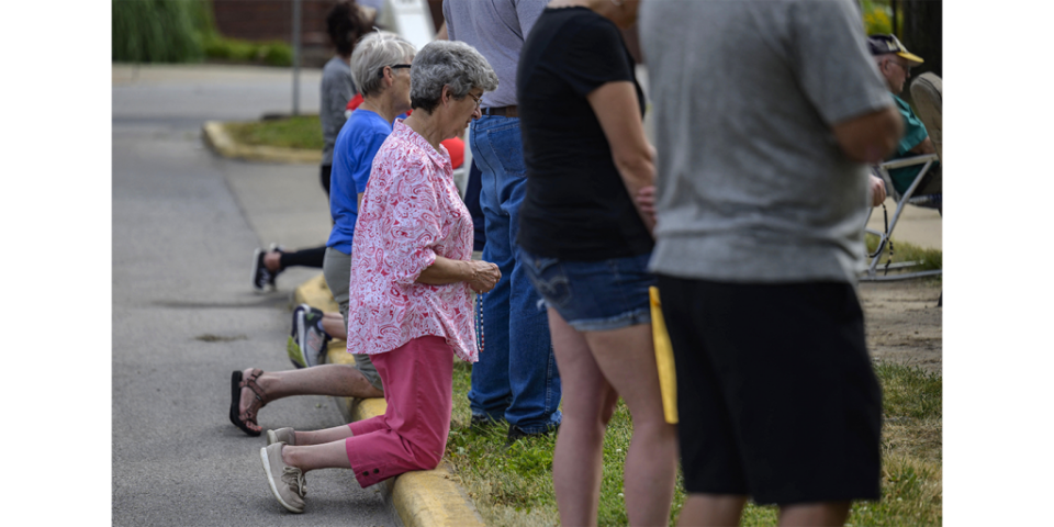 <span>Activistas contra el aborto rezan frente a la Clínica Hope para Mujeres en Granite City, Illinois. (Foto: Angela Weiss/AFP)</span>