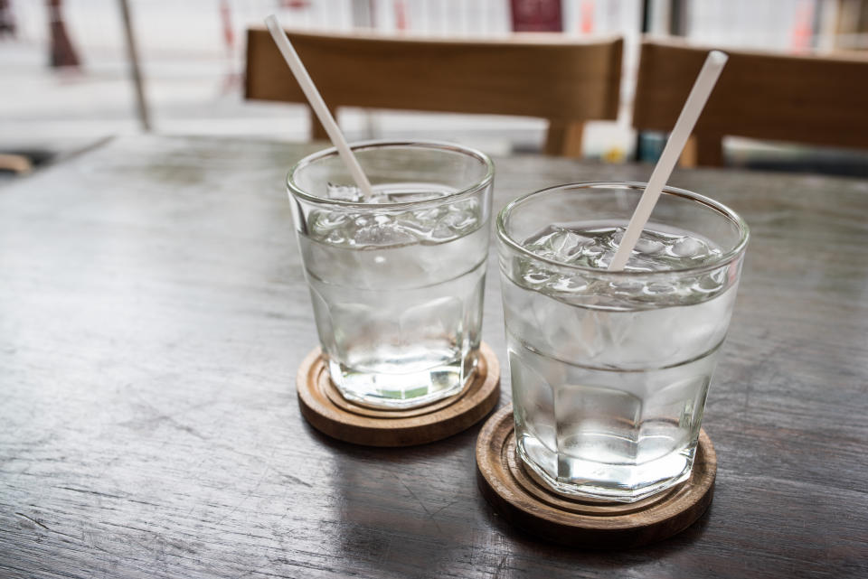 En algunos países, los restaurantes ofrecen agua gratuita a los comensales. Foto: Getty Images. 