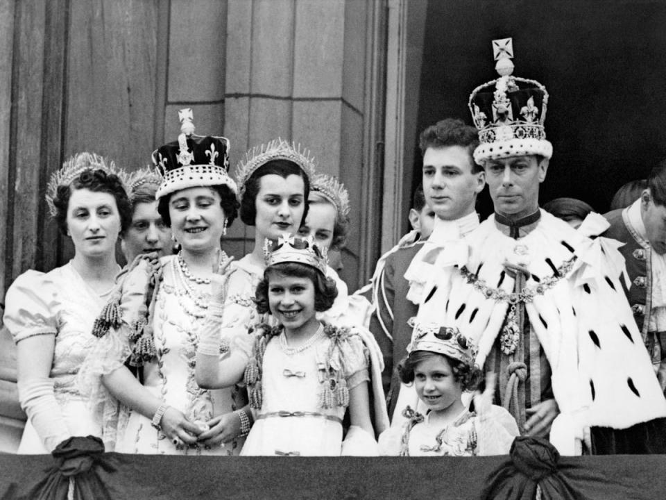 Queen Elizabeth (2nd-L, future Queen Mother), her daughter Princess Elizabeth (4th-L, future Queen Elizabeth II), Queen Mary (C) , Princess Margaret (5th-L) and the King George VI (R), pose at the balcony of the Buckingham Palace on May 12, 1937 (CENTRAL PRESS/AFP via Getty Imag)