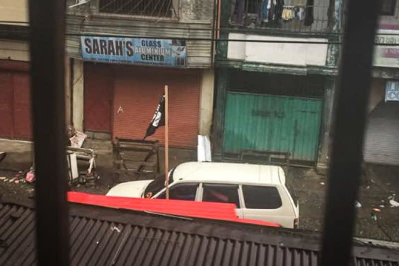 在社群媒體流傳的相片上，可以看到掛著「伊斯蘭國」的車輛在馬拉威街頭奔馳。