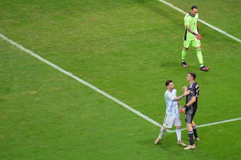 Lionel Messi felicita a Emiliano Martínez.