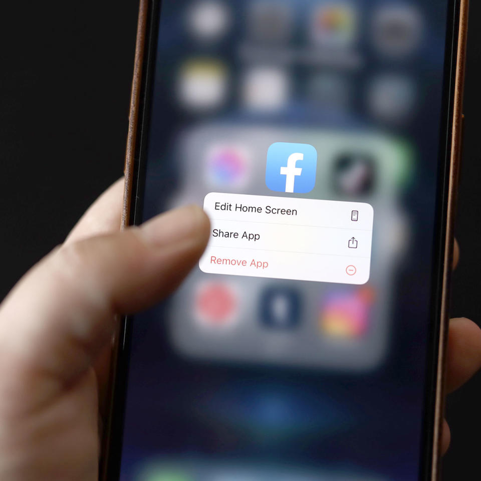 hand-deleting-facebook-iphone-app
