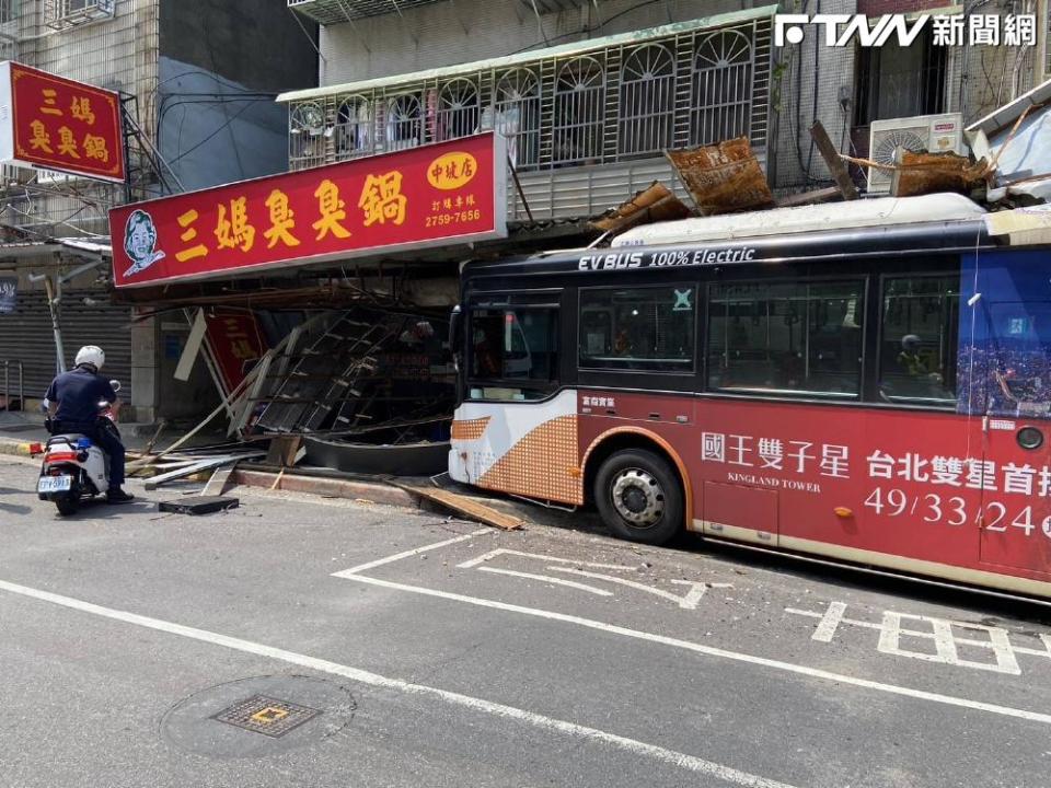 台北市信義區中坡南路今（20）日中午12點多，一輛公車因不明原因擦撞民宅屋簷，最後撞進一間火鍋店的意外。（圖／翻攝畫面）