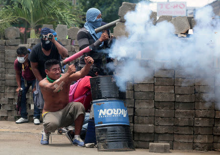 A demonstrator fires a homemade weapon against police during a protest against the government of Nicaraguan President Daniel Ortega in Masaya, Nicaragua June 19, 2018. REUTERS/Oswaldo Rivas