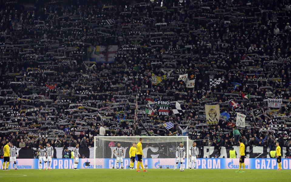 Juventus' fans cheer for their team during their Champions League round of 16 first leg soccer match against Borussia Dortmund at the Juventus stadium in Turin February 24, 2015. REUTERS/Giorgio Perottino (ITALY - Tags: SPORT SOCCER)