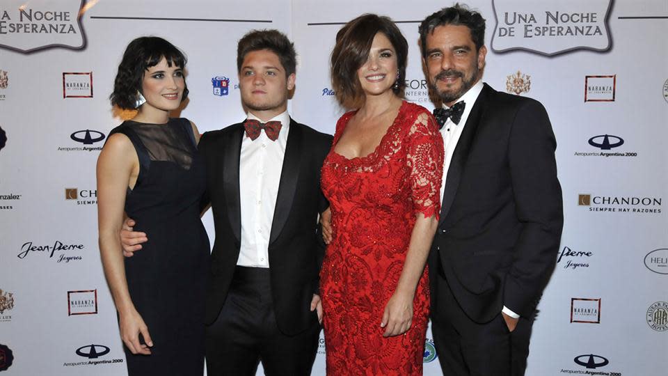 Famosos solidarios. Araceli González, la anfitriona del evento, se mostró radiante con un vestido rojo con encaje de Saiach. Los galanes de la actriz, Toto Suar (su hijo) y Fabián Mazzei (su pareja), se vistieron de elegante esmóquin y Florencia Torrente deslumbró con su elegancia enfundada en un vestido con cola. 