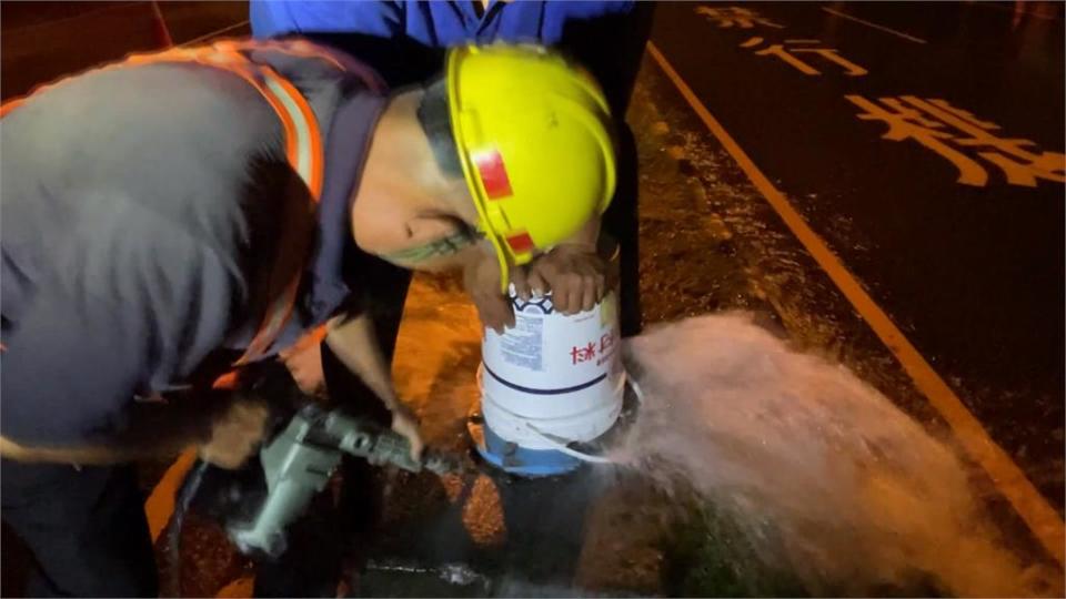 曳引車轉彎撞斷制水閥　自來水狂噴駕駛跑了