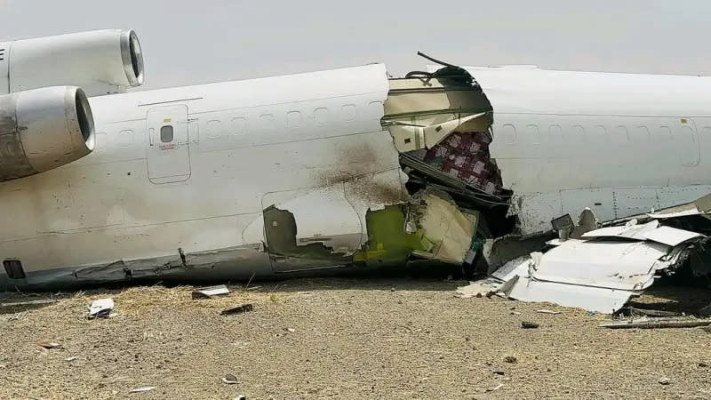 ▲波音一架727-200大型貨機，昨（31）日在降落南蘇丹的馬拉卡勒機場時，整架飛機衝出跑道，造成飛機傾覆，且還撞上跑道旁之前墜毀的飛機殘骸，機身當場斷成兩截，幸好沒有人員喪命。（圖／翻攝自@JacdecNew的X）