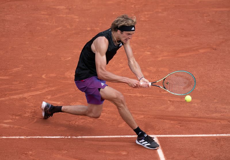 El tenista alemán Alexander Zverev durante su partido ante el ruso Roman Safiullin en el Abierto de Francia, Roland Garros, París, Francia