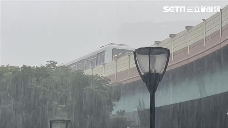 大雷雨轟雙北，台北捷運文湖線緊急停駛。（圖／翻攝畫面）