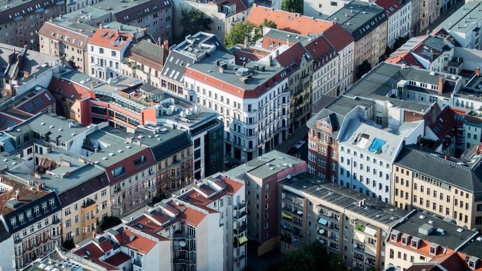 Häuser in Berlin-Mitte. Häuser und Wohnungen in Deutschland haben sich in der Corona-Krise noch deutlicher verteuert als zunächst angenommen - sowohl in Städten als auch auf dem Land.