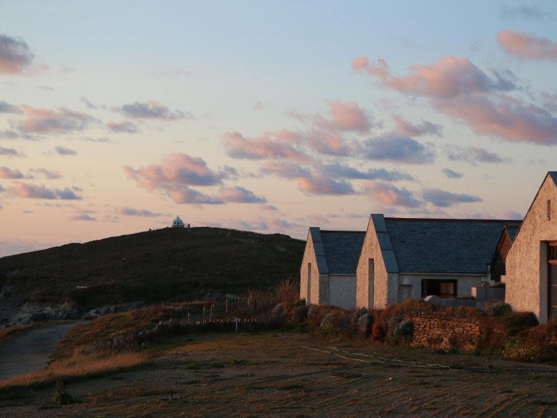 Da kommen Gefühle auf: Das Abendlicht taucht die englisch Küste in ein warmes Licht. Foto: Hilke Segbers