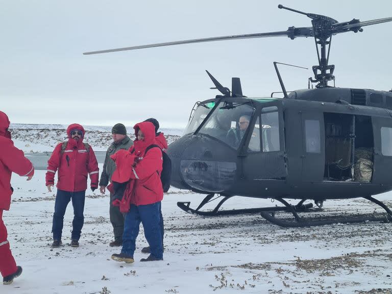 Helicóptero de Aviación de Ejército 11 de la Brigada Mecanizada XI completó la evacuación de opoerarios aislados en las represas de Santa Cruz.