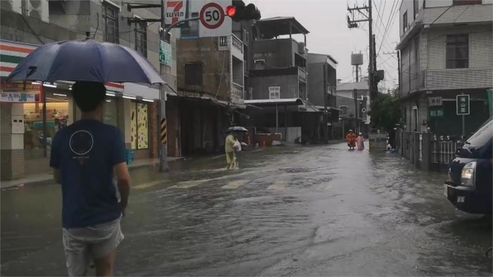 24小時累積雨量破百毫米 高雄茄萣區、湖內區積水