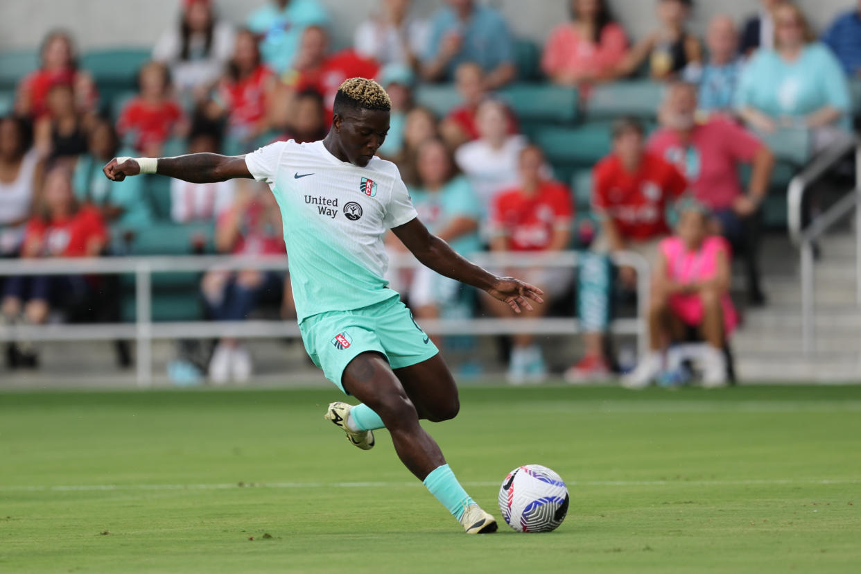 Jun 28, 2024; Kansas City, Missouri, USA; Kansas City Current forward Temwa Chawinga (6) plays the ball in the second half against the Houston Dash at CPKC Stadium. Mandatory Credit: William Purnell-USA TODAY Sports