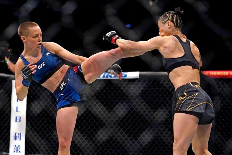 UFC 261的草量級女子冠軍戰，美國拳手蘿絲(左)一腳踢暈了拳王張偉麗。（路透）