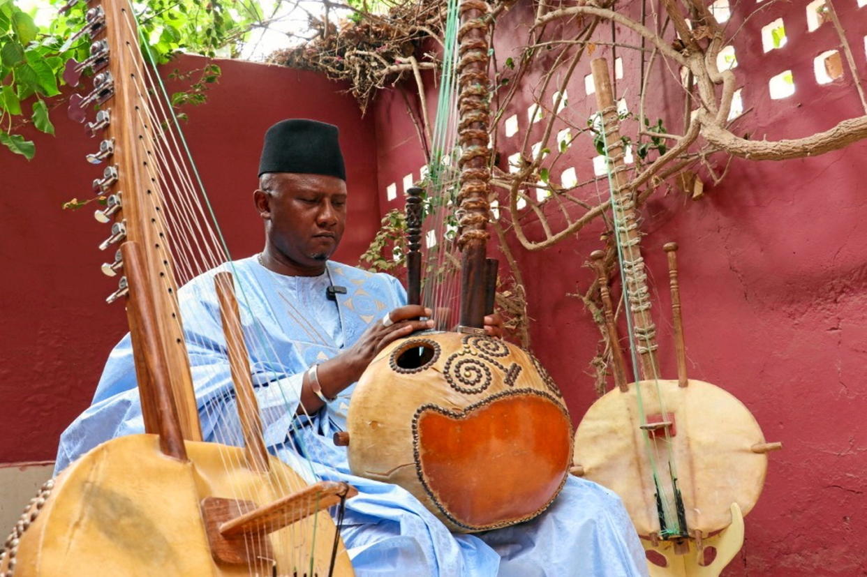 Avec le festival qu'il organise à Saint-Louis du Sénégal, Au tour des cordes, le virtuose de la kora Ablaye Cissoko veut relever le défi de la rencontre entre plusieurs sonorités, celui de maintenir éveillé le patrimoine historique de la vieille ville sénégalaise, de transmettre la pratique de la kora et surtout de sortir les instruments à cordes de leur ghetto.    - Credit:FATMA ESMA ARSLAN / ANADOLU AGENCY / Anadolu via AFP