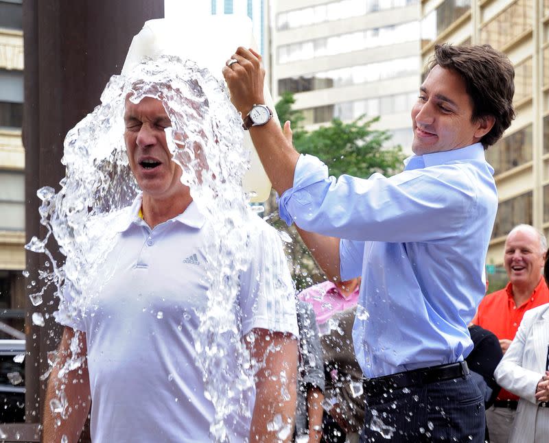 Foto de archivo: El líder liberal Justin Trudeau arroja un cubo de agua helada sobre el parlamentario Sean Casey en el desafío del cubo de hielo de ALS en Edmonton, en Canadá.