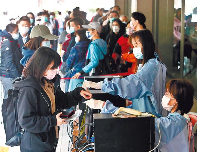 台北長庚醫院加強新冠肺炎防疫措施，即日起病人及家屬需提供健保卡或身分證確認旅遊史，再配合量測體溫後，才能進入醫院。一早醫院門口排著長長的隊伍，依序出示證件供院方查驗。（劉宗龍攝）