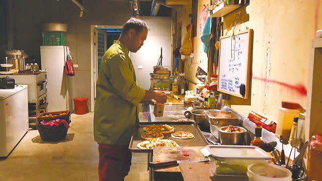 台東大武鄉原住民青年徐登泰擁有精湛廚藝，2020年返鄉創業開餐廳，提供無菜單料理，吸引饕客不遠而來。（蕭嘉蕙攝）