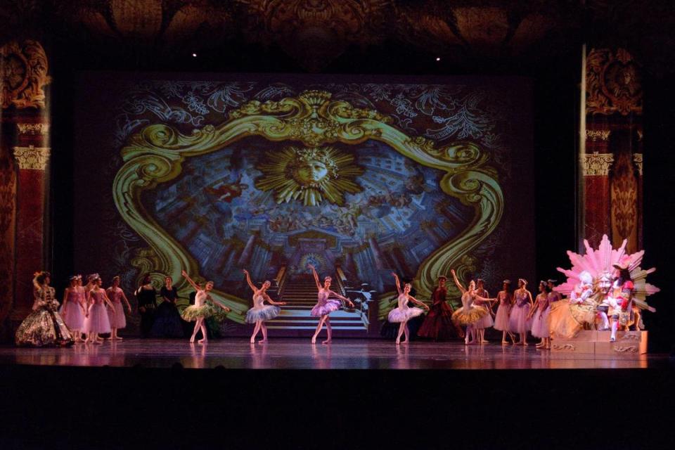 Los bailarines del Ballet Clásico Cubano de Miami en “Las Bodas de Aurora”.