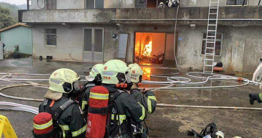 新竹關西民宅10日清晨發生火警，36歲屋主逃生不及、陳屍屋內。（圖／翻攝畫面）