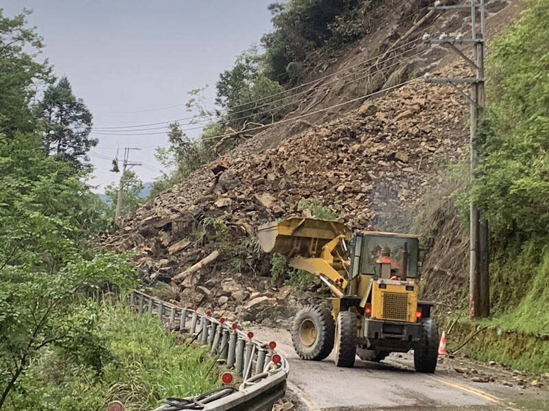 中橫公路宜蘭支線台7甲線36.8K 南山村米摩登路段土石坍滑雙向阻斷。   圖：公路局／提供