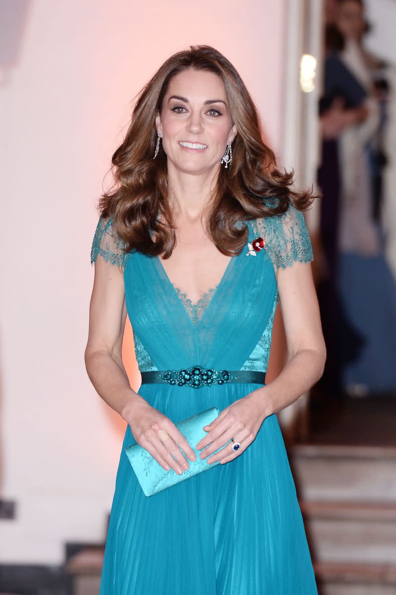 Kate portait de longues boucles d’oreilles en diamants qui appartiennent à la Reine (Getty)