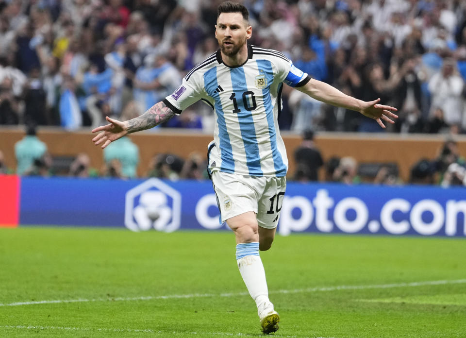 Lionel Messi celebra tras anotar de penal el primer gol de Argentina en la final de la Copa Mundial ante Francia en el estadio Lusail, el domingo 18 de diciembre de 2022, en Lusail, Qatar. (AP Foto/Manu Fernández)