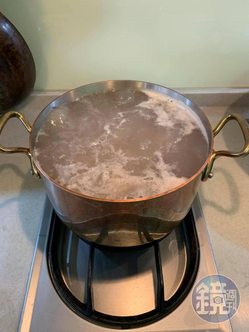 燉牛骨高湯。