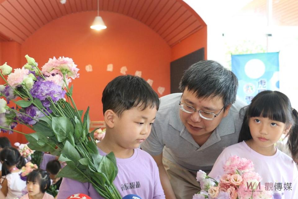 雲林家扶陳燦勲主委感謝虎尾非營利幼兒園，將於5月4日舉辦母親節愛心跳蚤市場，大部分是故事書、玩具、拼圖、布偶等，將當天所有盈餘捐贈雲林家扶小朋友助學金。29日記者會虎尾非營利幼兒園小朋友唱著母親節歌曲歡樂登場，也將現場手做永生洋桔梗花，送給雲林家扶陳燦勲主委，現場中「虎尾最流行的母親花100束洋桔梗，交相輝映是對母親滿滿的愛與感恩。