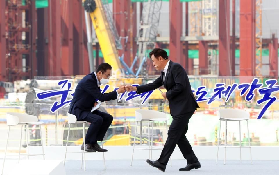 Park Jung-ho (rechts), stellvertretender Vorsitzender von SK hynix Inc., dem zweitgrößten Chiphersteller Südkoreas, begrüßt Kim Ki-nam, stellvertretender Vorsitzender von Samsung Electronics Co. - Copyright: picture alliance / YONHAPNEWS AGENCY | Yonhap
