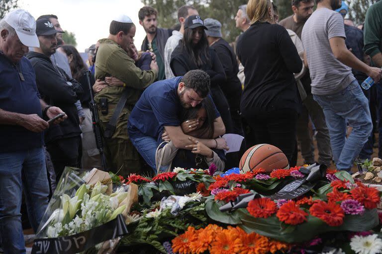 Familiares y amigos de Alon Shamriz, de 26 años, lloran ante su tumba durante su funeral en el cementerio del Kibbutz Shefayim, en el sur de Israel, el domingo 17 de diciembre de 2023.