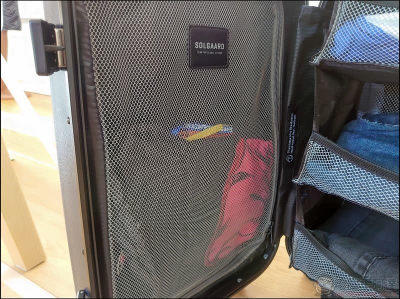 Carry-On Closet 2.0 登機箱