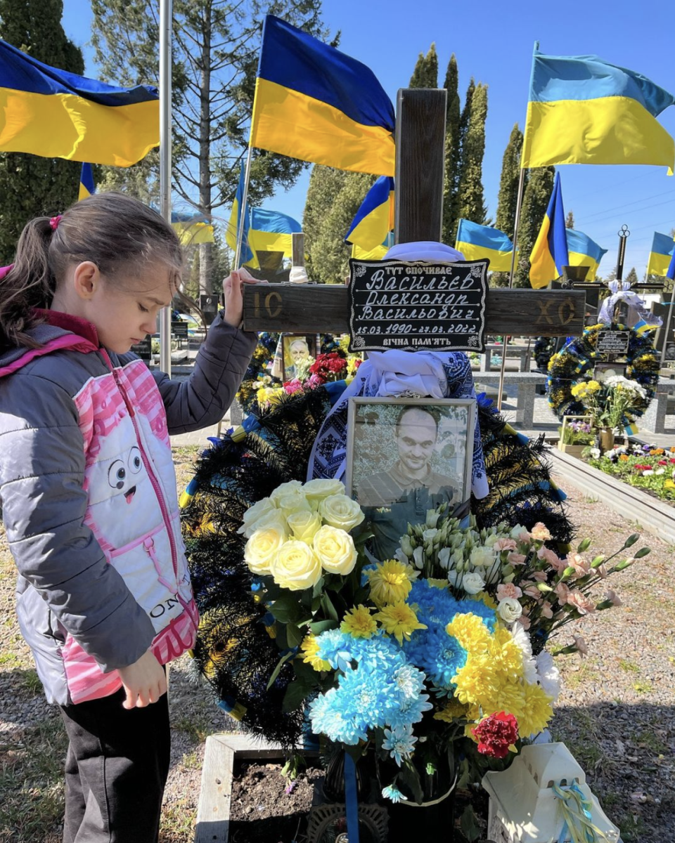 Iryna Vasylieva on the grave of her father Oleksandr, who was killed on March 27, 2022. (Iryna Vasylieva / Instagram)