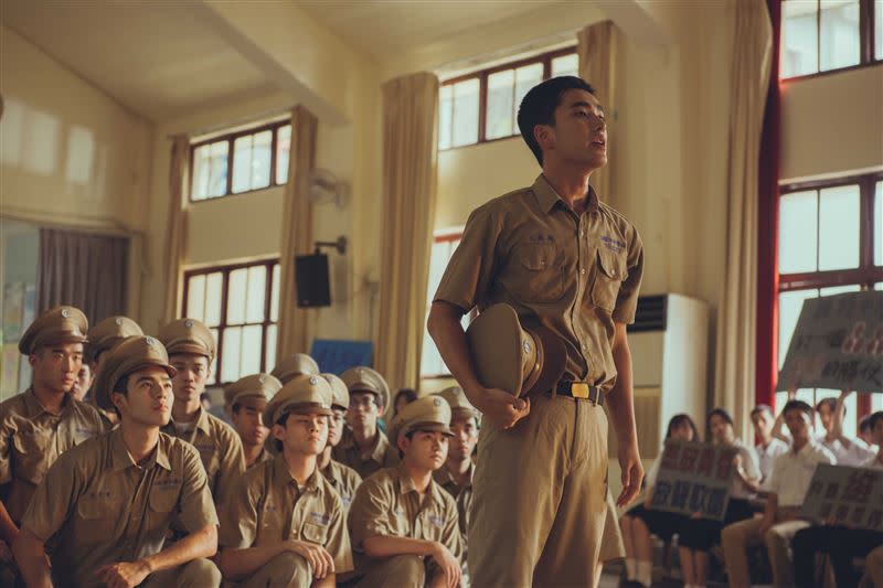 《刻在你心底的名字》曾敬驊唱軍歌呈現電影的時代背景。（圖／氧氣電影提供）